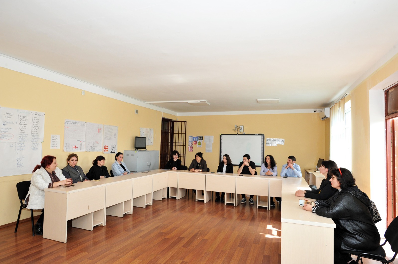 მარიამ კობიაშვილი და მისი მოადგილე, ლევან ქარუმიძე სკოლის წარმომადგენლებთან ერთად გარდაბნის მუნიციპალიტეტის სახელმწიფო ენის სწავლებისა და ინტეგრაციის პროგრამის ტრენერებს შეხვდნენ.