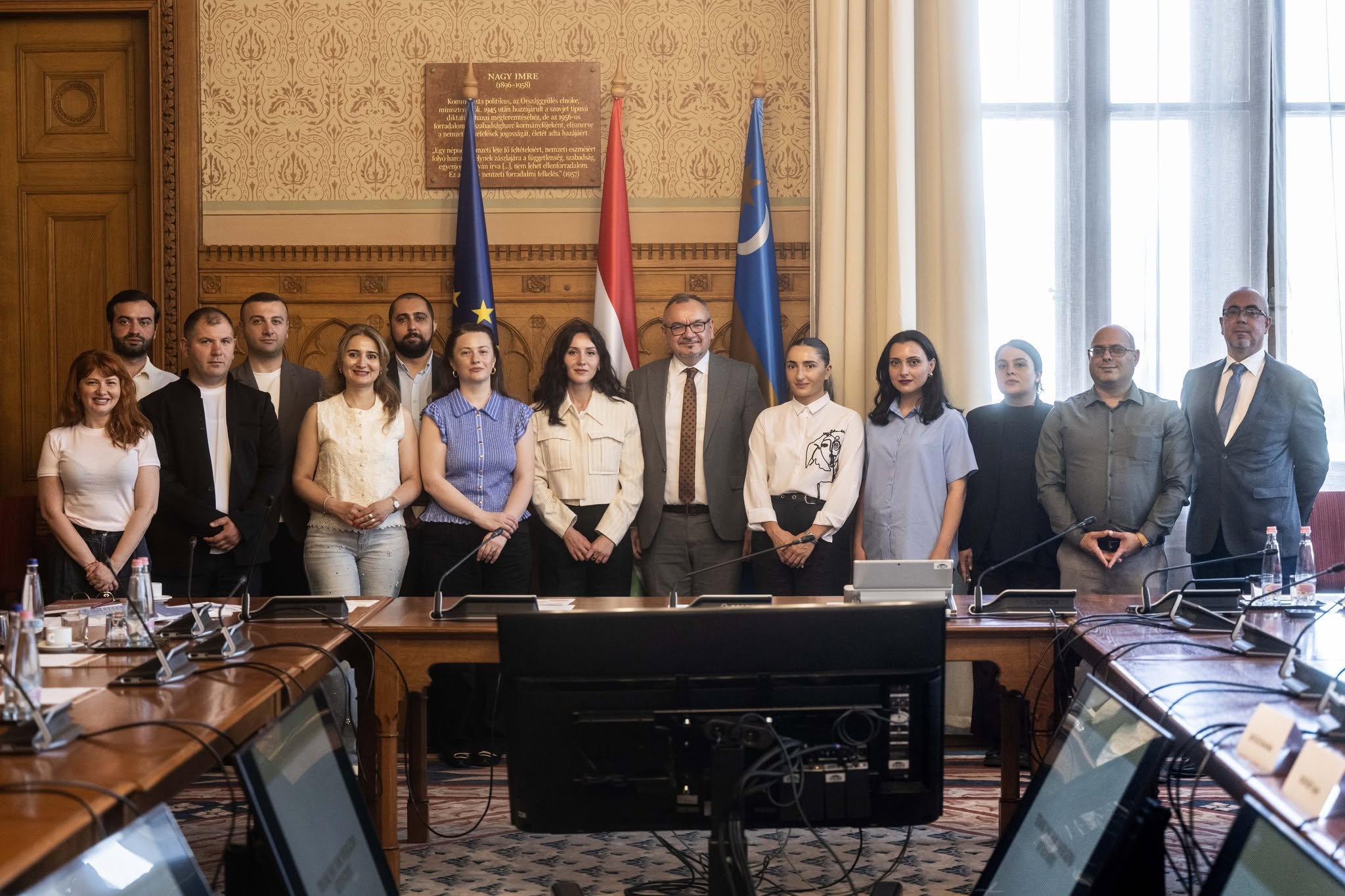 პროექტის „ლიდერობა თანამედროვე საჯარო სამსახურში“ მონაწილეები უნგრეთის პარლამენტს ეწვივნენ